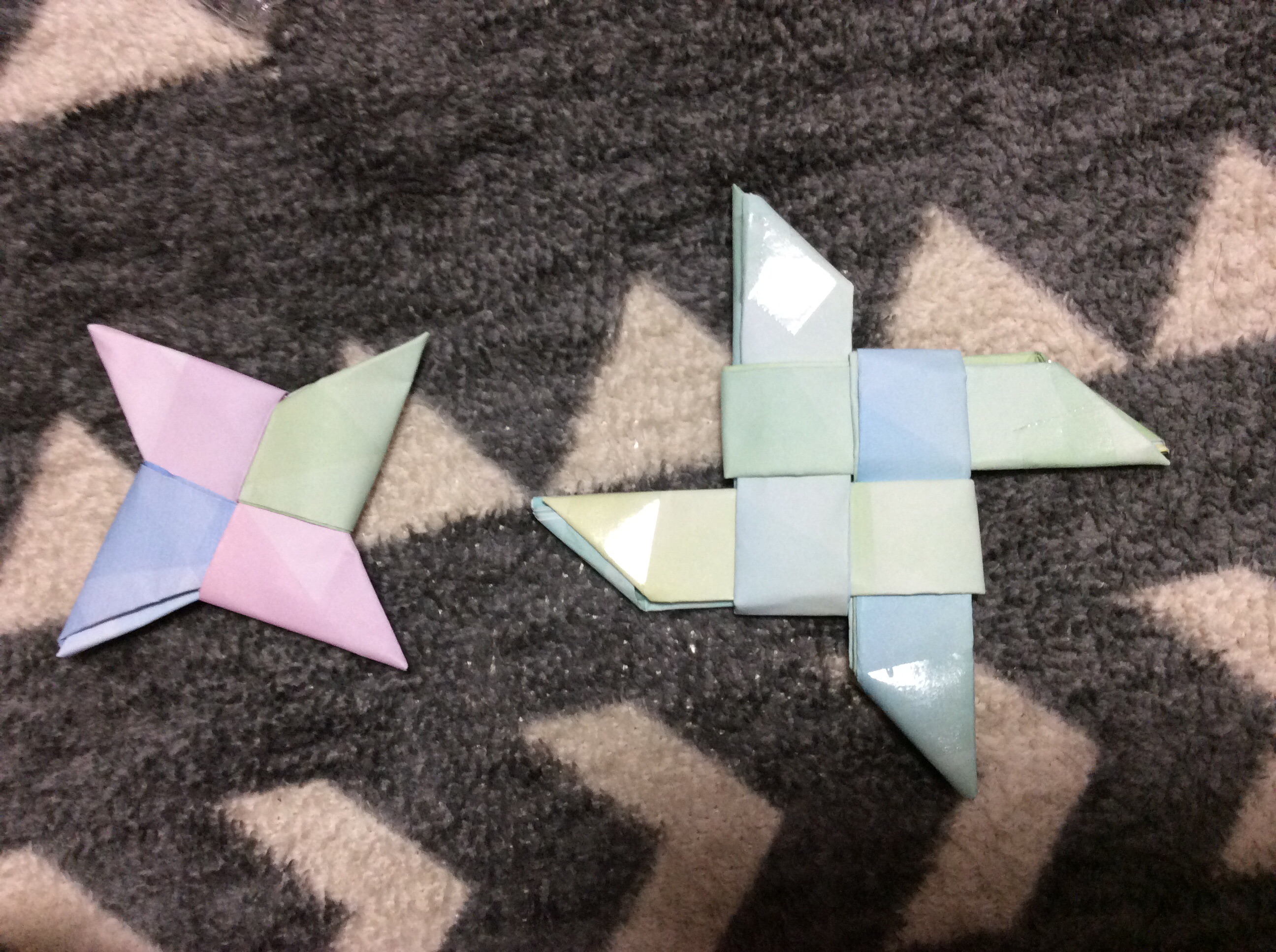 折り紙で手裏剣を簡単に作る方法 2種類の折り方を分かりやすく解説 折り紙オンライン