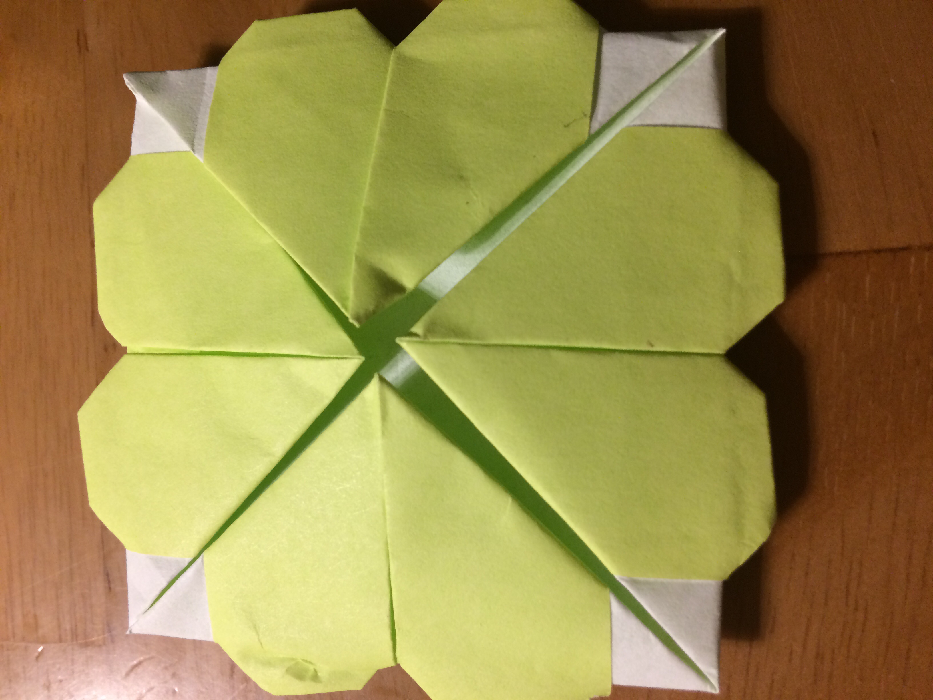 折り紙四葉のクローバー