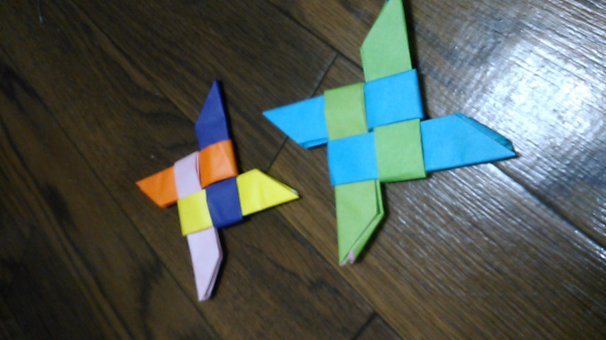 折り紙で手裏剣を簡単に作る方法 2種類の折り方を分かりやすく解説 折り紙オンライン