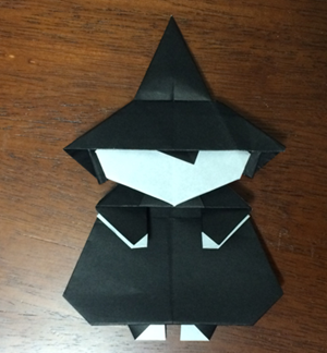 折り紙の ほうきを持った魔女 の簡単な折り方 ハロウィンの折り紙 折り紙オンライン