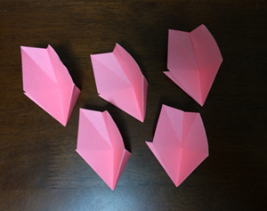 折り紙の 桜の花びら の簡単な折り方 切り方 2種 平面 立体 折り紙オンライン